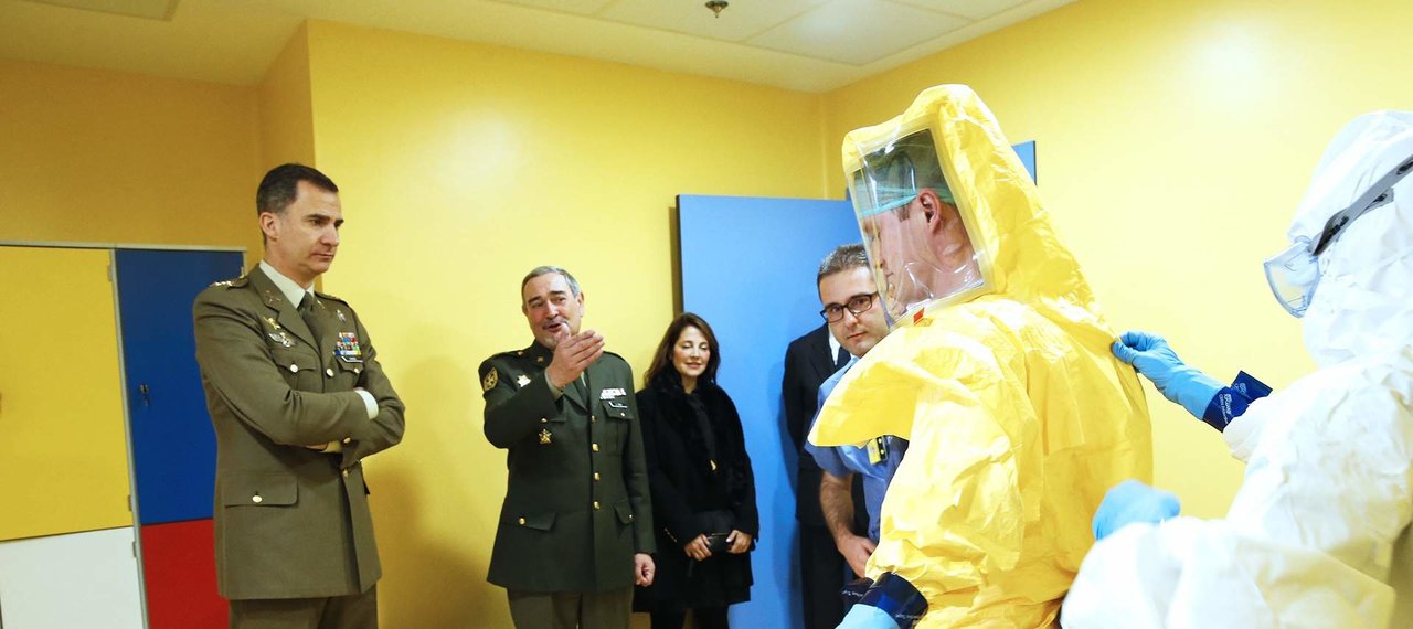Visita del rey Felipe a la Unidad de Aislamiento de Alto Nivel situada en la planta 22 del Hospital Central de la Defensa Gómez Ulla.
