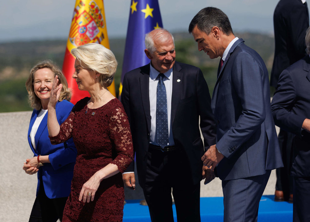 La presidenta de la Comisión Europea, Úrsula Von der Leyen; el alto representante de la UE para Asuntos Exteriores, Josep Borrell, y el presidente del Gobierno, Pedro Sánchez.