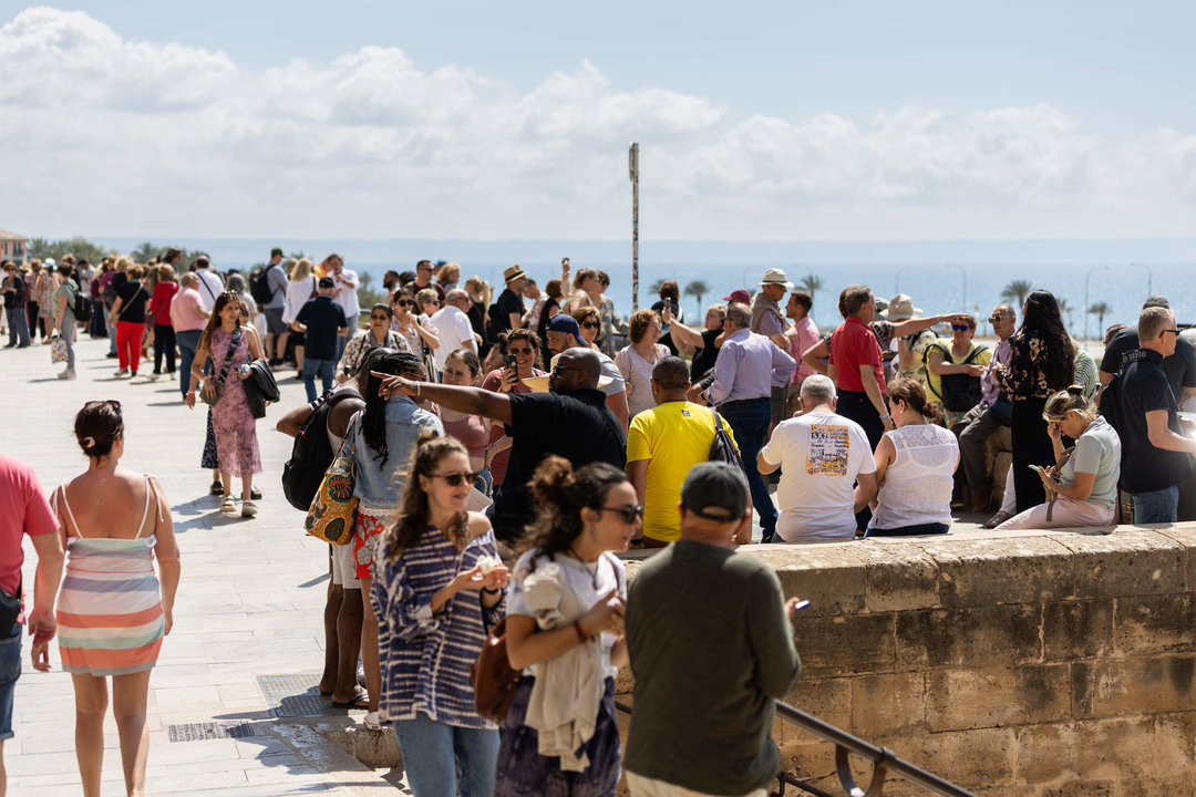 Varios turistas en las inmediaciones de la catedral de Palma de Mallorca. Tomàs Moyà / Europa Press